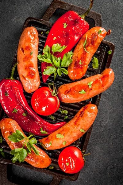 Saucisses et légumes grillés — Photo