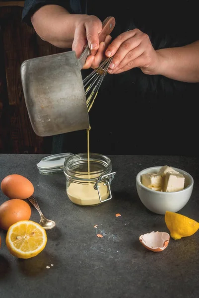 Coocking Hollandaise sauce — Stockfoto