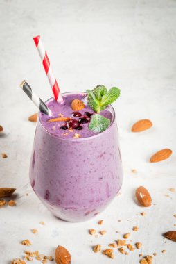 Berry smoothies granola ile