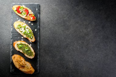 Bruschetta pesto, parmesan, domates ve fesleğen ile
