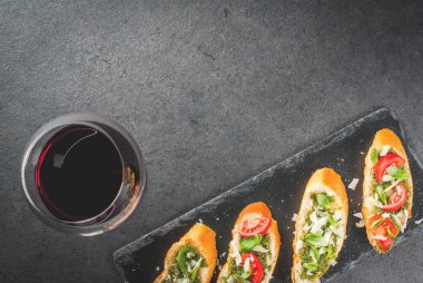 Bruschetta pesto, parmesan, domates ve fesleğen ile