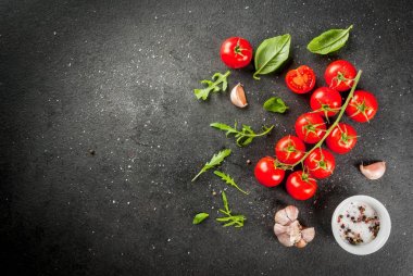 Arka plan yeşillik ve domates ile pişirme