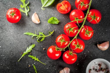 Arka plan yeşillik ve domates ile pişirme