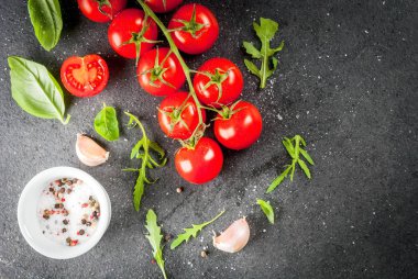 Arka plan yeşillik ve domates ile pişirme