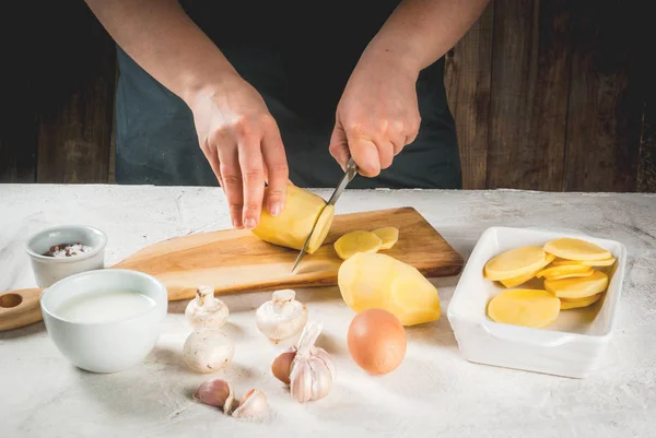 Matlagning potatisgratäng — Stockfoto