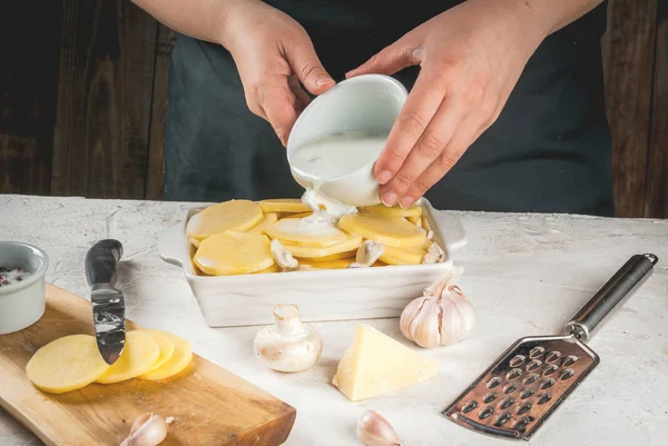 Cocinar ralladura de patata —  Fotos de Stock