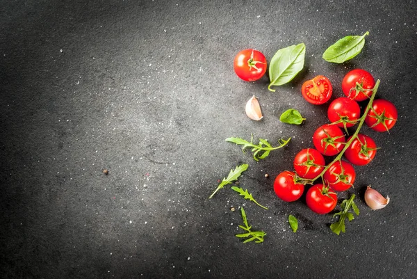 Fondo de cocina con verduras y tomates — Foto de Stock