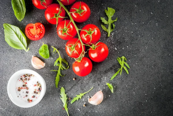 Fondo de cocina con verduras y tomates — Foto de Stock