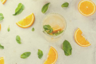 Taze turuncu ve nane limonata