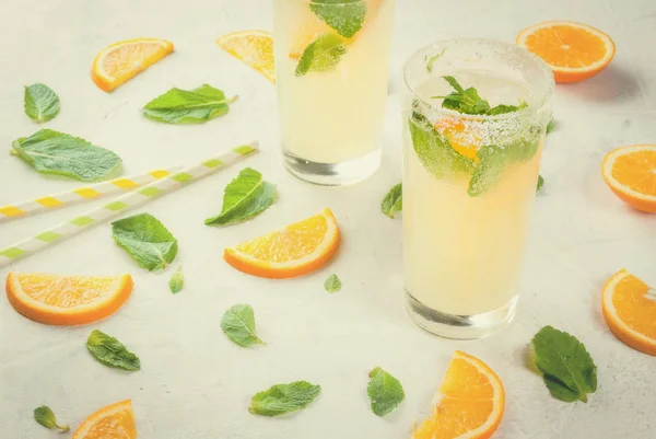 Свежий апельсин и мятный лимонад — стоковое фото