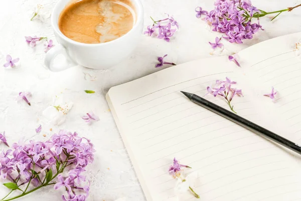 Taza de café, flores y bloc de notas — Foto de Stock
