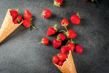 Çilek dondurma koni içinde