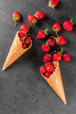 Çilek dondurma koni içinde