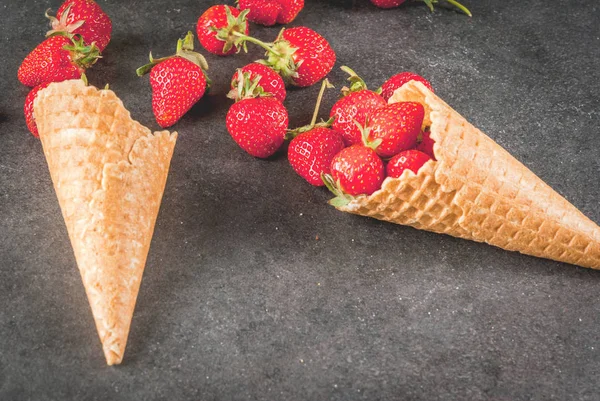 Morangos em cones de sorvete — Fotografia de Stock