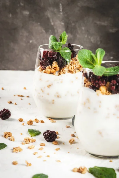 Desayuno saludable con granola y bayas — Foto de Stock