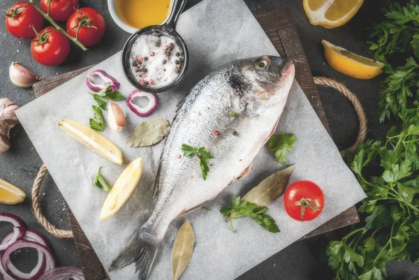 Dorado pescado con ingredientes para cocinar — Foto de Stock