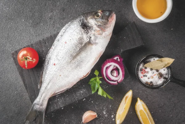 Peixe dorado com ingredientes para cozinhar — Fotografia de Stock