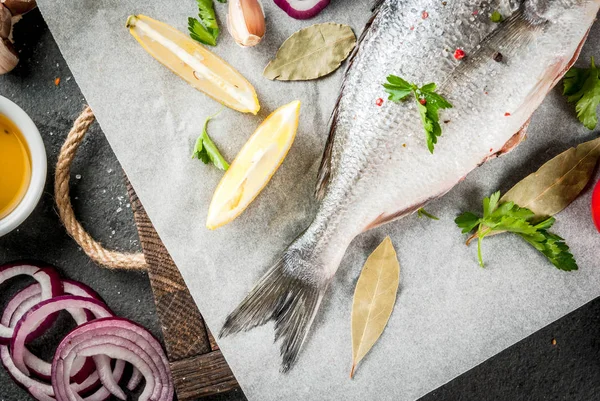 Peixe dorado com ingredientes para cozinhar — Fotografia de Stock