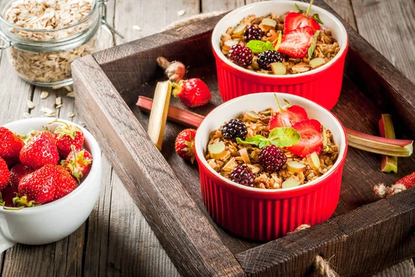 Healthy breakfast. Oatmeal granola crumble with rhubarb, fresh s — Stock Photo, Image