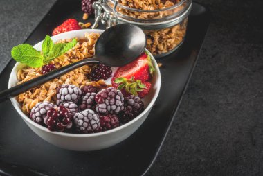 Sağlıklı kahvaltı. Yaz meyveleri ve meyve. Ev yapımı Yunan yog