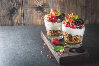 Sağlıklı kahvaltı. Yaz meyveleri ve meyve. Ev yapımı Yunan yog