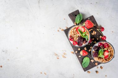 Sağlıklı kahvaltı. Yaz meyveleri ve meyve. Ev yapımı Yunan yog