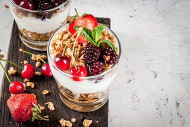 Yaz kahvaltı taze meyveler ve meyve ile