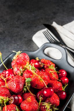 Sağlıklı Kahvaltı, öğle yemeği ya da aperatif. Yaz meyveleri ve meyve. Veya