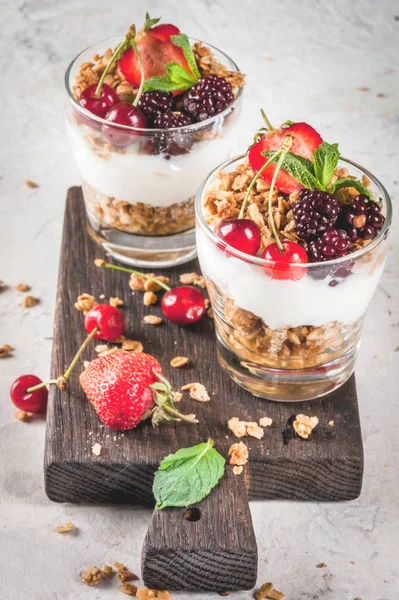 Desayuno saludable. Bayas de verano y frutas. Yog griego casero — Foto de Stock