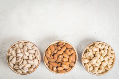 Seçim fındık üzerinde beyaz bir taş masa, bir kapta ve dağınık: 