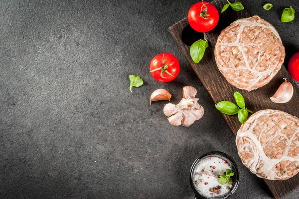 Chuletas de pollo para hamburguesas —  Fotos de Stock