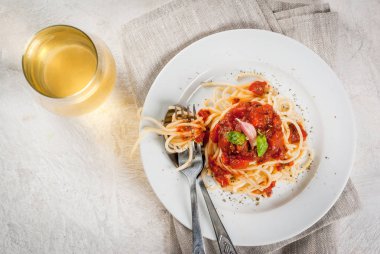 İtalyan mutfağı. Öğle veya akşam yemeği. Bir porsiyon spagetti makarna w