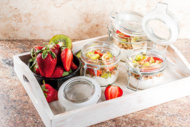 Sağlıklı kahvaltı. Diyet. Gecede bir kutu, müsli yulaf ezmesi. Yog