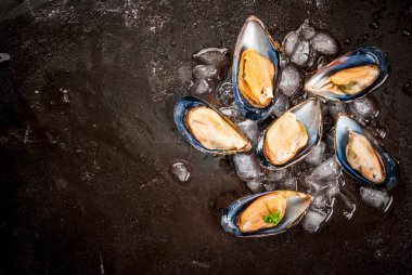 Deniz ürünleri - yemek için hazırlanan taze midye IC tarihinde açıldı