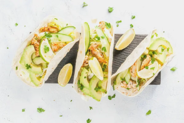 Lanche de comida saudável. Taco de tortilhas com frango grelhado, abacate — Fotografia de Stock