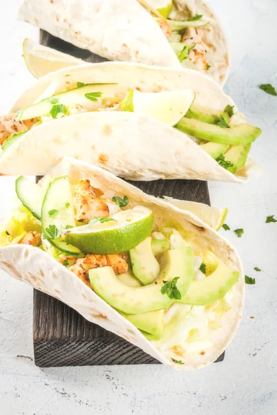 Υγιεινά σνακ. Tortillas taco με ψητό κοτόπουλο, αβοκάντο — Φωτογραφία Αρχείου