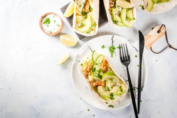 Hälsosam mat mellanmål. Tortillas taco med grillad kyckling, avocado — Stockfoto