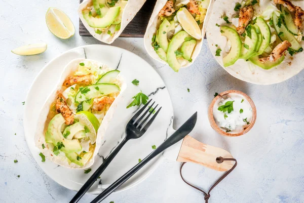 Snack de comida saludable. Taco de tortillas con pollo a la parrilla, aguacate — Foto de Stock