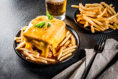 Geleneksel Portekiz aperatif yiyecek. Francesinha sandviç ekmek