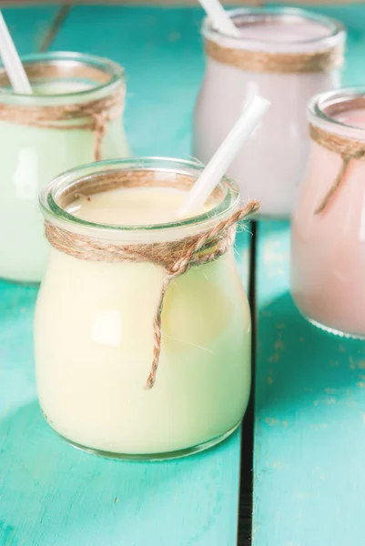 Kleine Gläser mit einem bunten Smoothie oder Milchshake - rosa che — Stockfoto