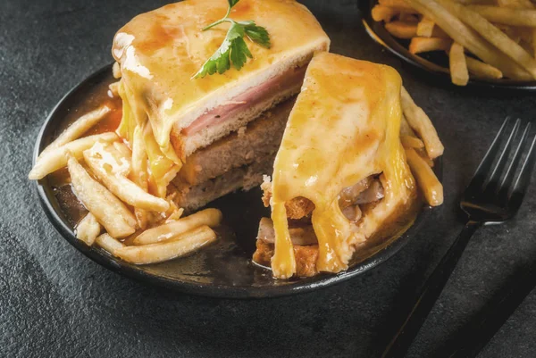 Cibo tradizionale portoghese. Francesinha sandwich di pane — Foto Stock