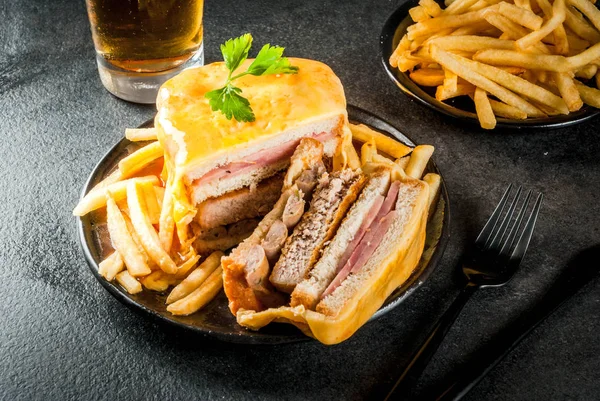 Cibo tradizionale portoghese. Francesinha sandwich di pane — Foto Stock