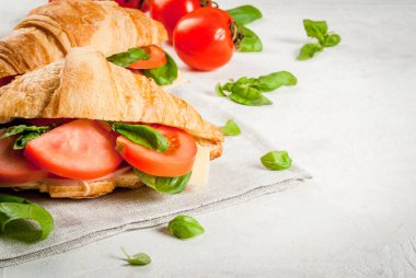 Hafif ve leziz bahar kahvaltı. Kruvasan ile jambon, peynir, f