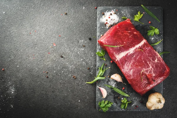 Lomo de ternera crudo fresco en una tabla de cortar pizarra en un bla —  Fotos de Stock