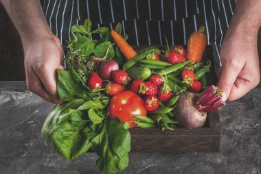 Pazar. Sağlıklı vegan gıda. Taze sebze, meyveler, yeşillik bir
