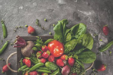 Pazar. Sağlıklı vegan gıda. Taze sebze, meyveler, yeşillik bir