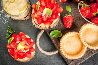 Yaz ve bahar tatlı. Ev turta tartlets muhallebi ve s