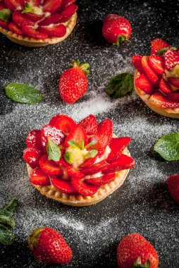 Yaz ve bahar tatlı. Ev turta tartlets muhallebi ve s