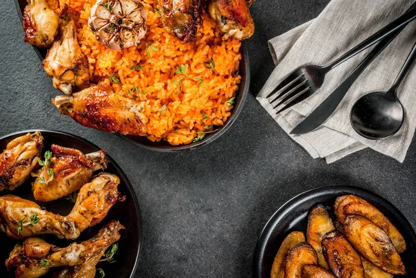 Bucătăria națională a Africii de Vest. Jollof orez cu pui la gratar — Fotografie, imagine de stoc