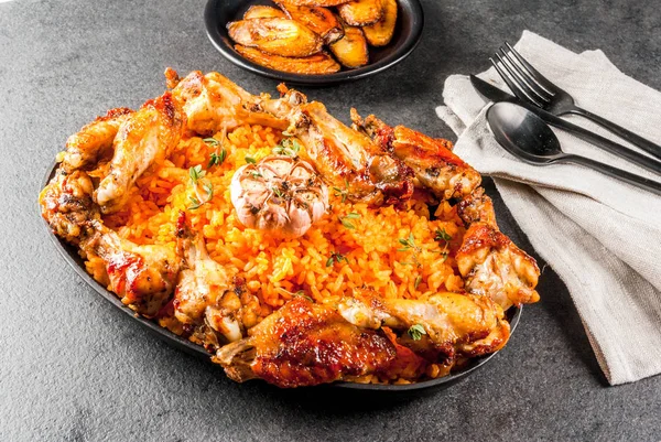 Batı Afrika Ulusal mutfağı. Izgara tavuk pilav Jollof 